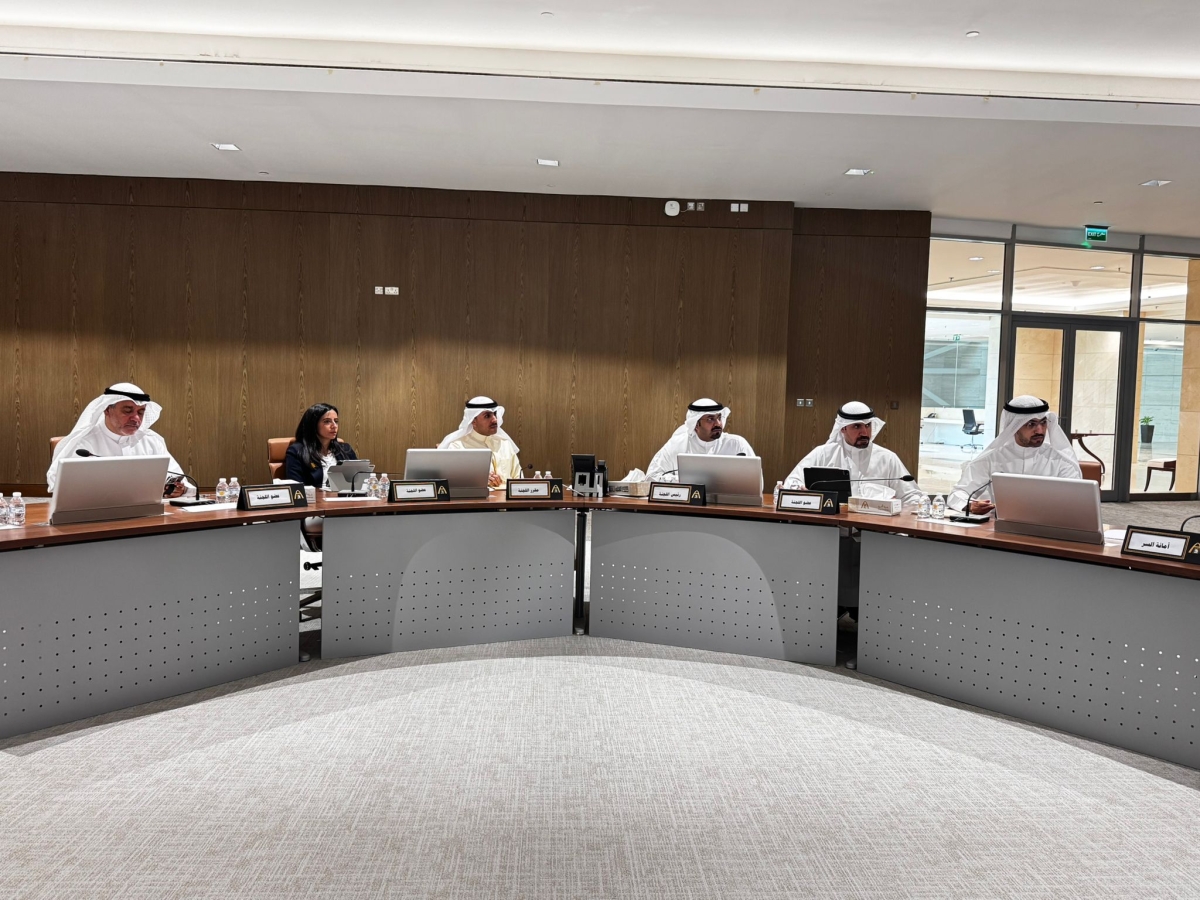 جانب من اجتماع أعضاء اللجنة القانونية والمالية في «البلدي»
