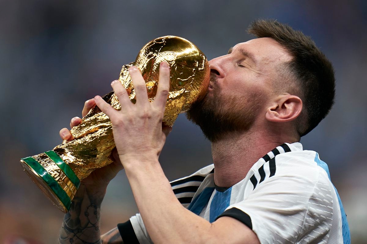 ليونيل ميسي مقبلاً كأس العالم