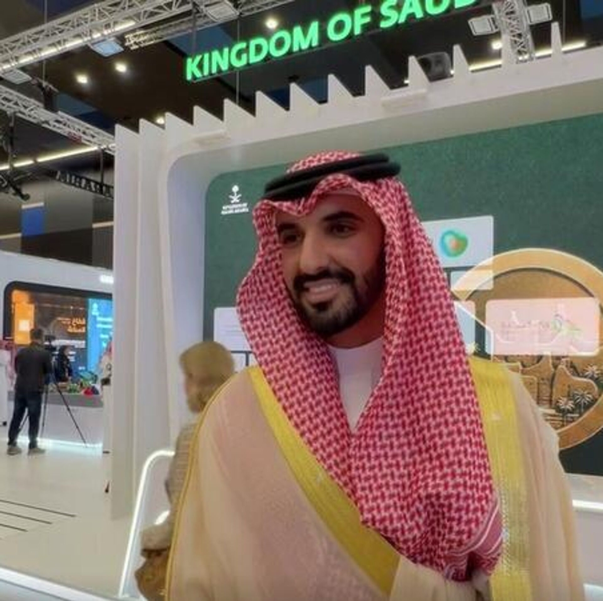 المسلم أمام الجناح السعودي في منتدى سان بطرسبرغ 