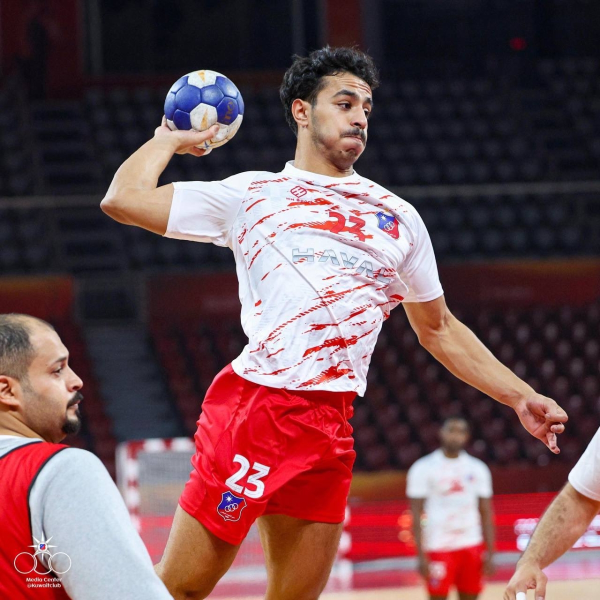 سيف العدواني في مران سابق للكويت