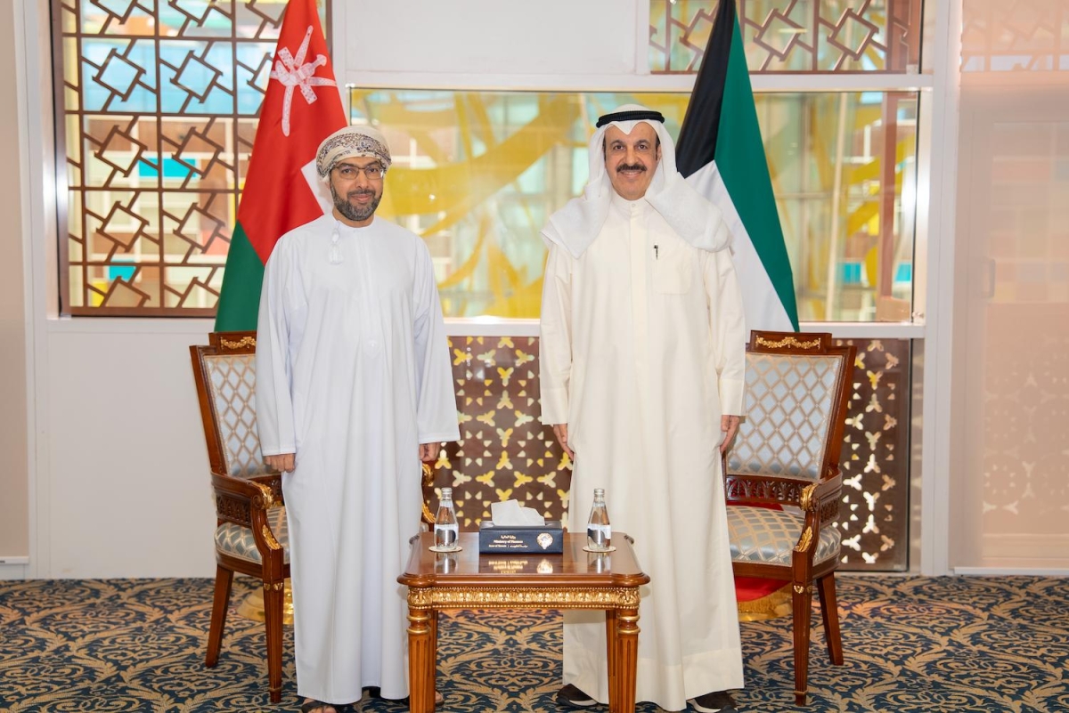 وزير المالية مستقبلاً سفير عُمان