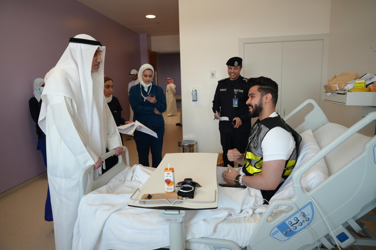 اليوسف متحدثا إلى أحد المصابين
