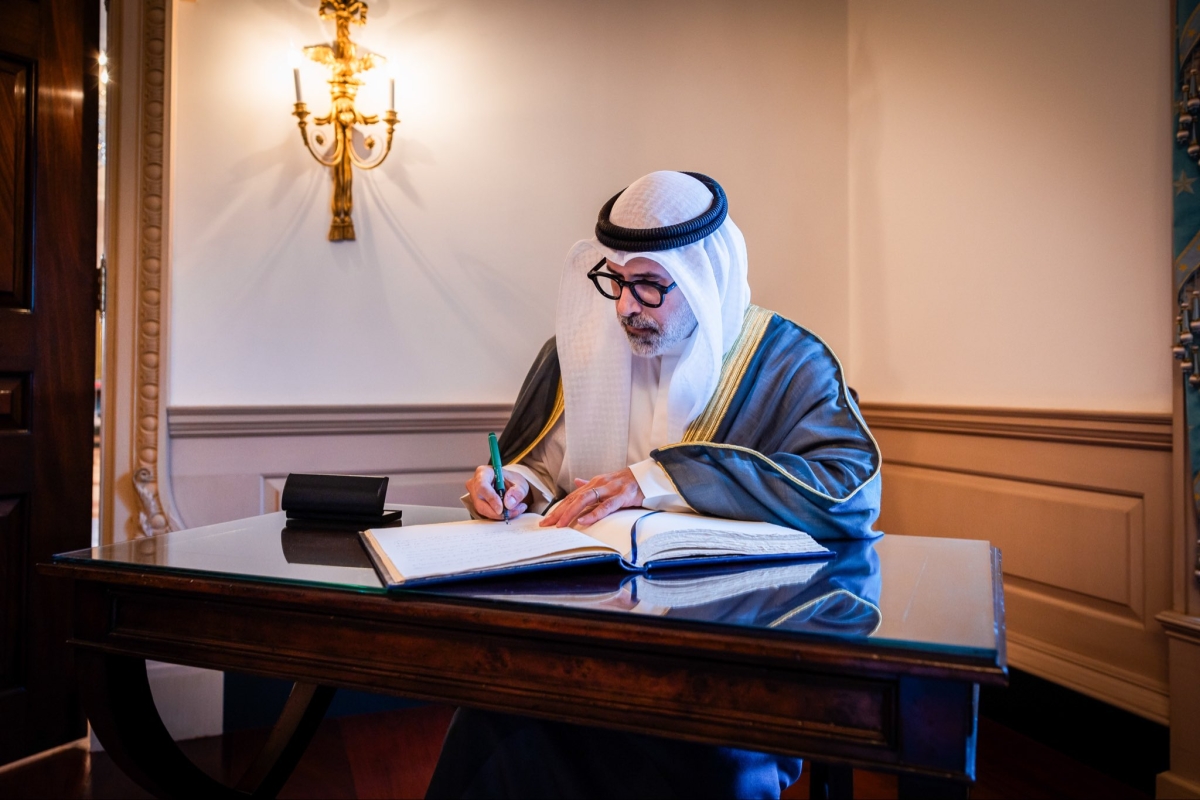 الجابر يكتب كلمة في سجل الزيارات