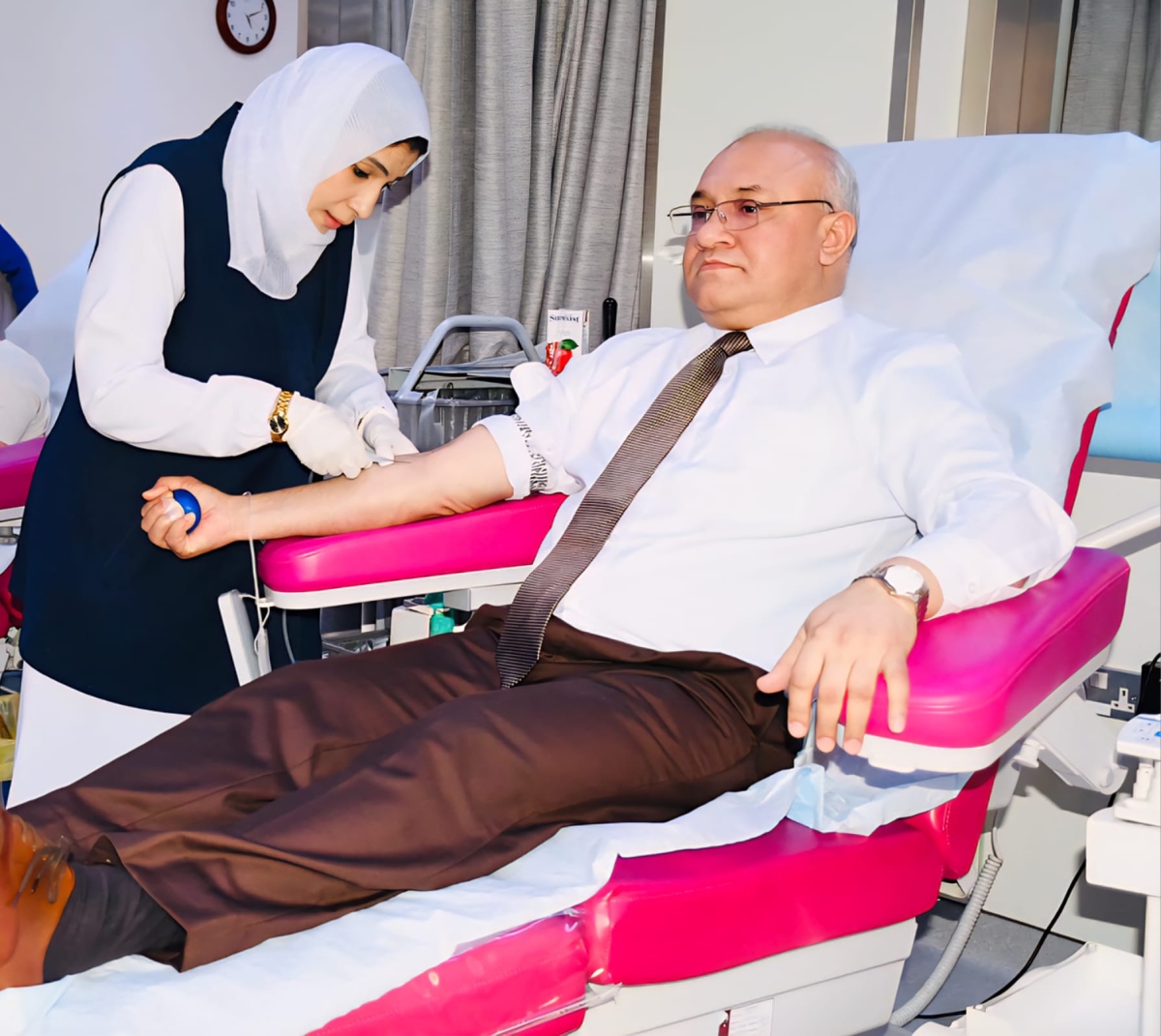 سفير بنغلاديش كان أول المتبرعين