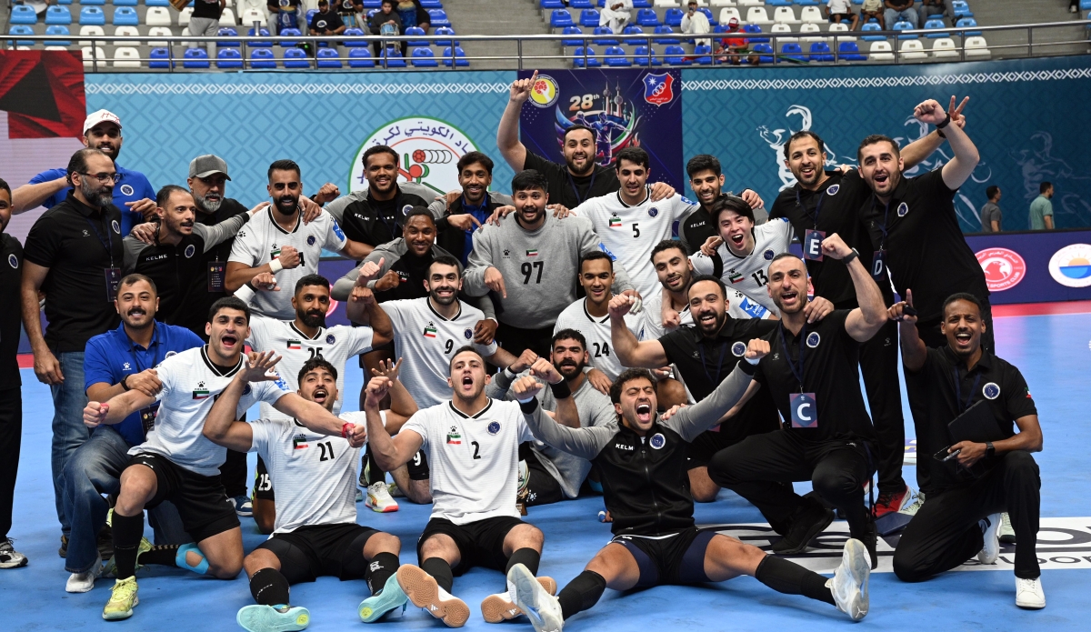 لاعبو برقان يحتفلون بالفوز على الدحيل (تصوير نايف العقلة)