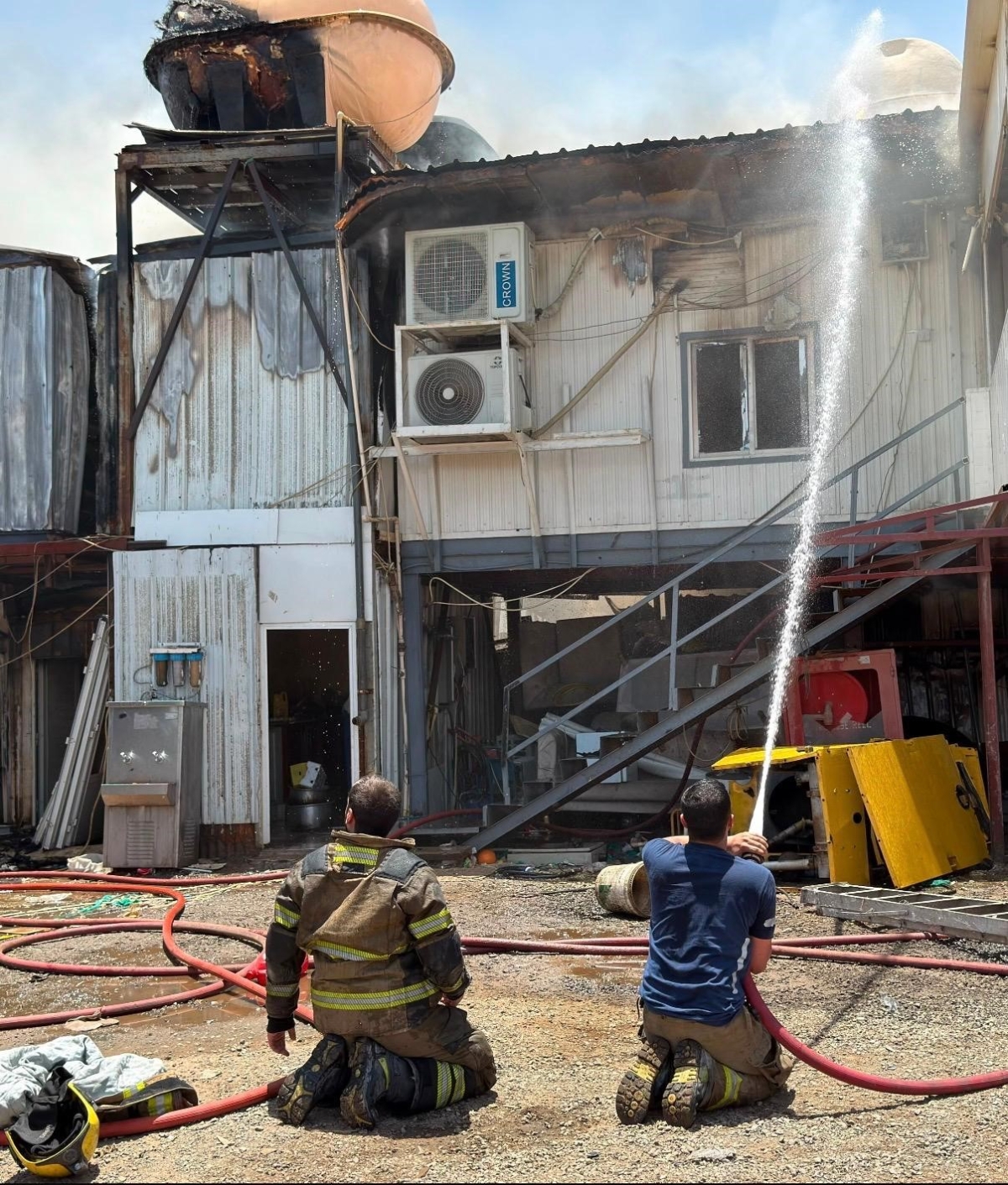 إطفائيان يكافحان الحريق