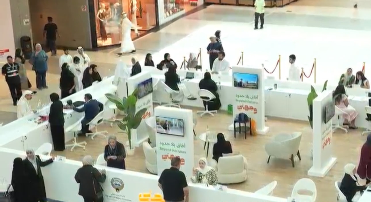 توافد أولياء الأمور على المقر