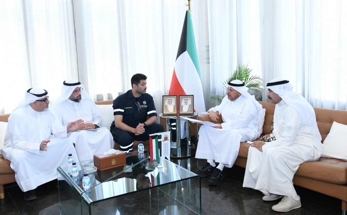 محافظ الفروانية خلال الاجتماع مع لجنة الشكاوى وممثلي الجهات المعنية