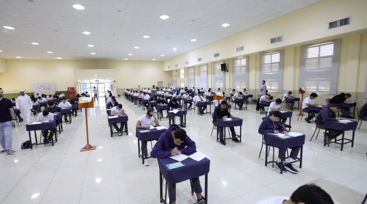 الطلبة يؤدون الاختبارات بأمان