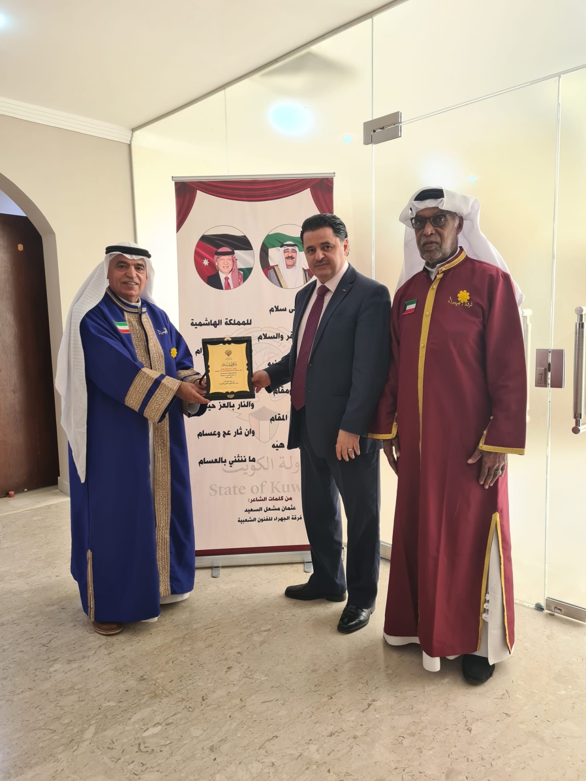 سفير الأردن مكرماً فهد الأمير وإلى جانبه عادل الشمري