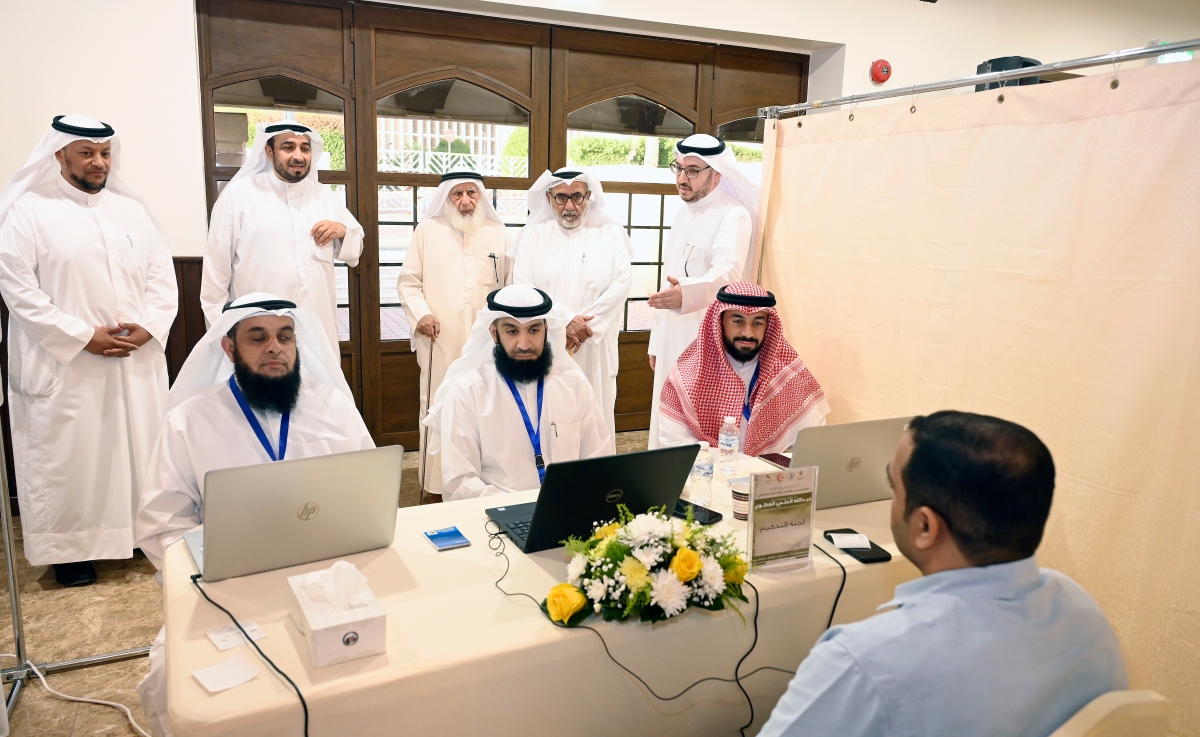 معلم أمام لجنة الاختبار