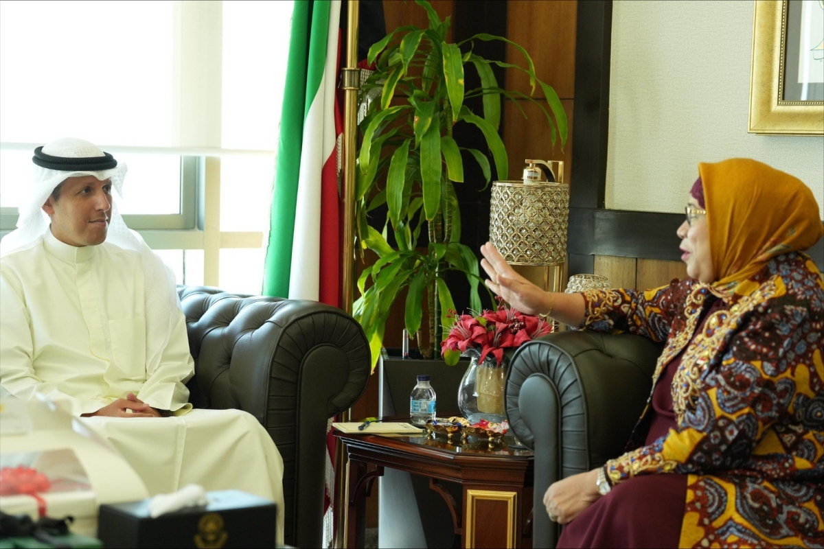 الوسمي مستقبلاً السفير الإندونيسية
