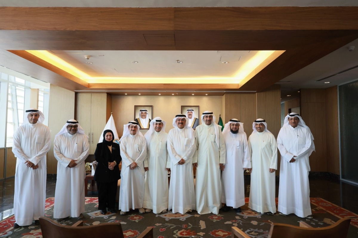الطبطبائي متوسطاً وفد جمعية الضباط المتقاعدين