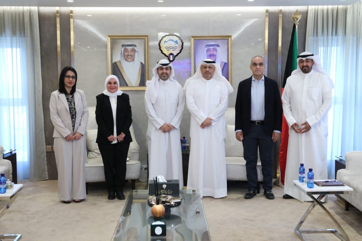 وزير الإعلام والجسار مع رئيس وأعضاء رابطة الأدباء