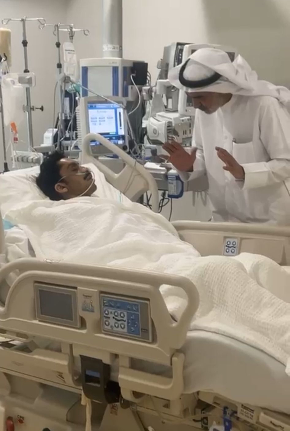 سعد العتيبي يطمئن على نجله عايض في المستشفى