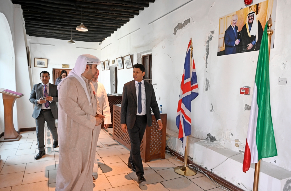 جانب من زيارة السفير البريطاني لبيت ديكسون (تصوير سعود سالم)