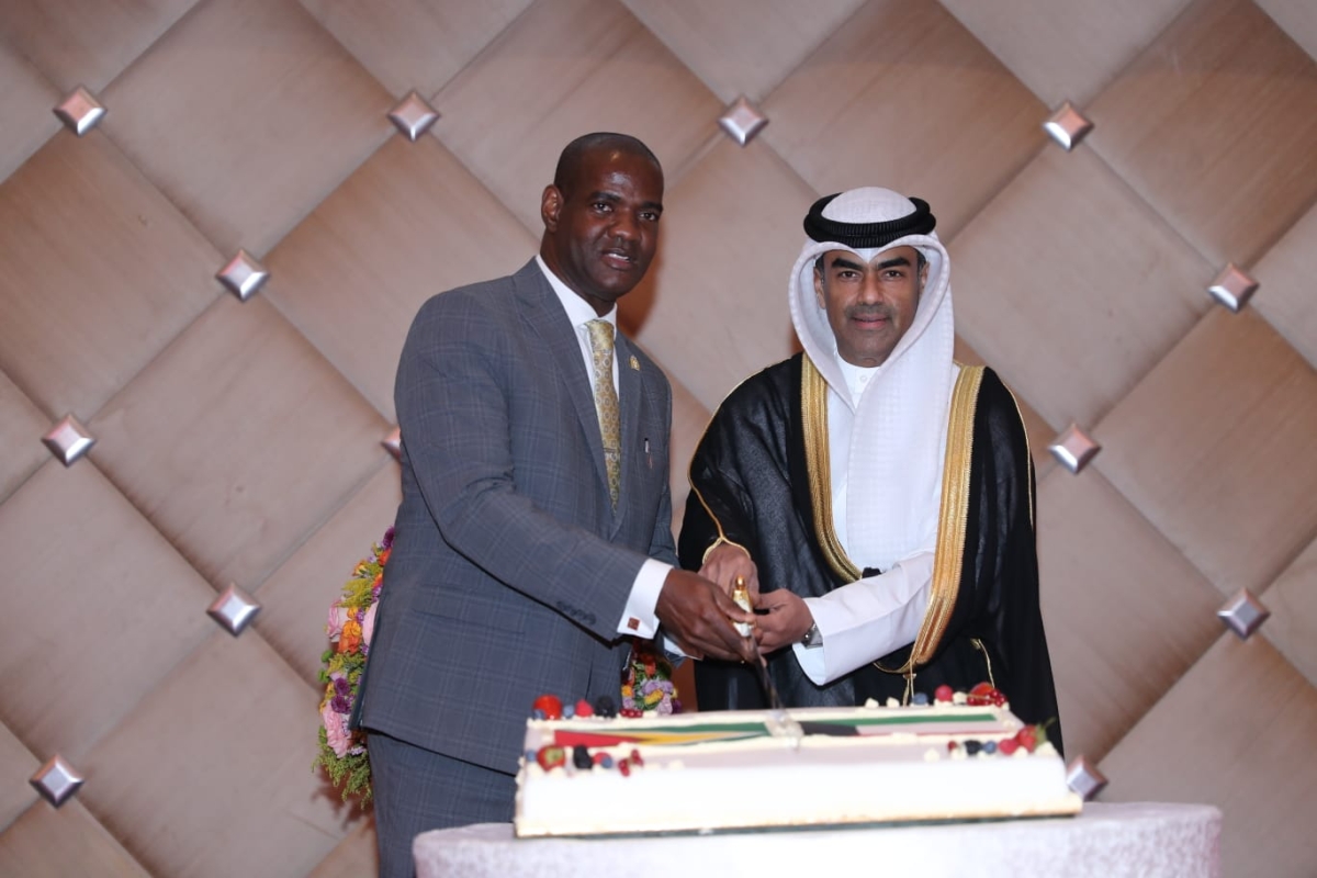 القطفان وسفير غويانا يقطعان قالب حلوى الاحتفال