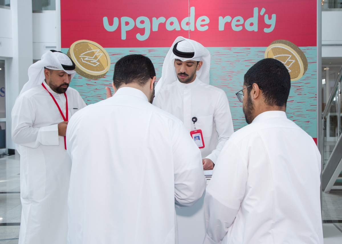 إقبال من الطلاب على جناح بنك الخليج 
