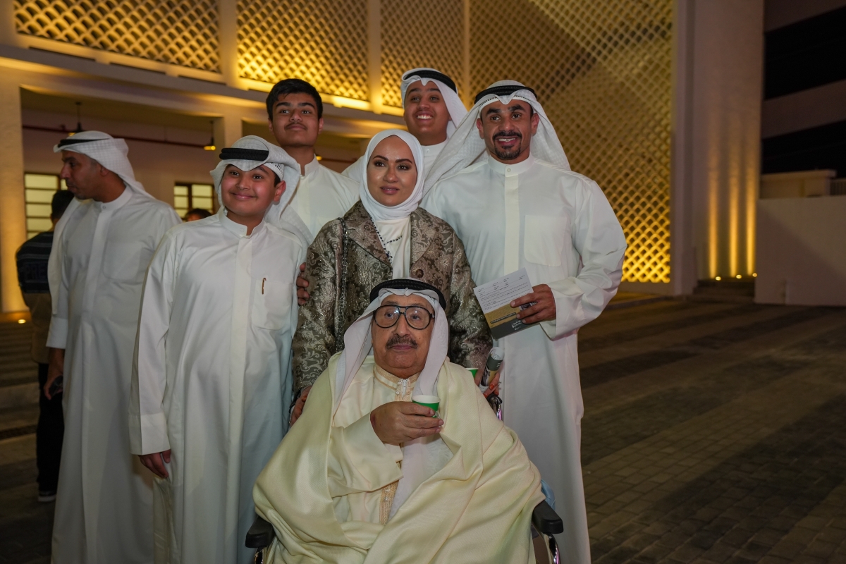 عبدالعزيز المفرج مع عائلته 