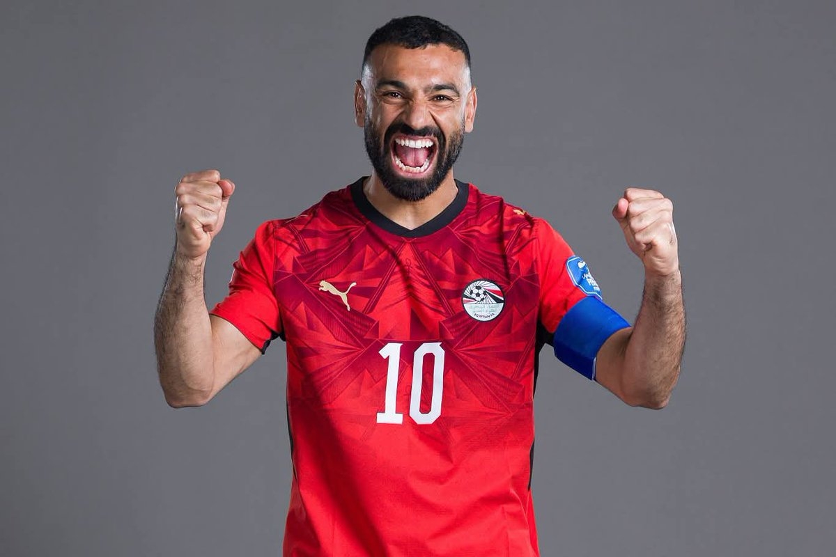 محمد صلاح مرتدياً قميص مصر بلانجوم