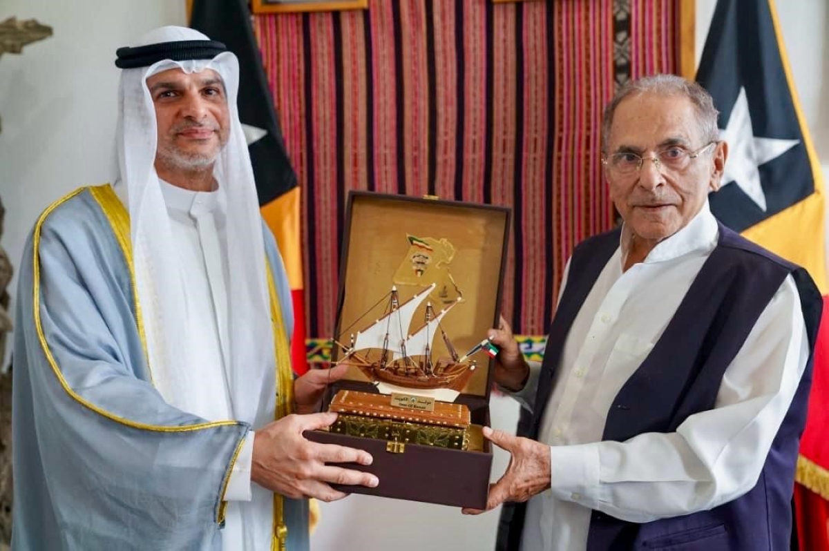 رئيس تيمور الشرقية يتسلم هدية تذكارية من السفير الياسين