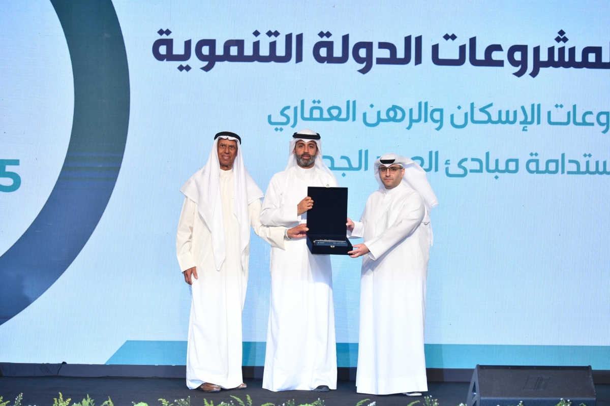 الشملان متسلماً درعاً تكريمية من الوزير المشاري