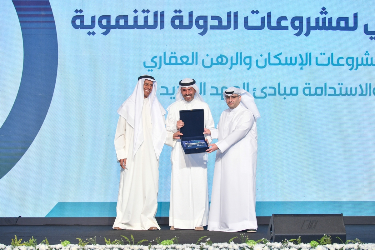 الوزير المشاري مكرماً العدساني
