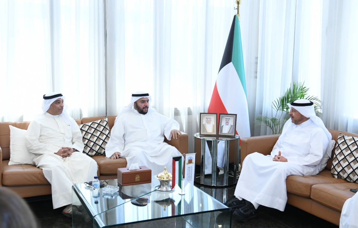 المحافظ مستقبلاً المضاحكة والحشاش