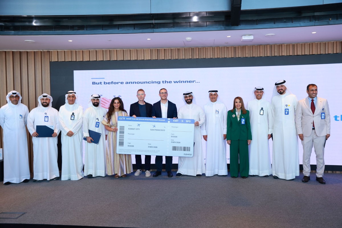 الإدارة التنفيذية للبنك مع الفريق الفائز في «ابتكر مع الوطني»