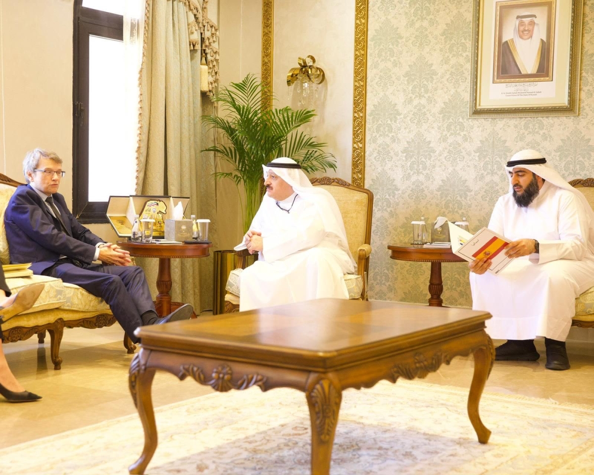وزير الصحة مستقبلاً سفير إسبانيا