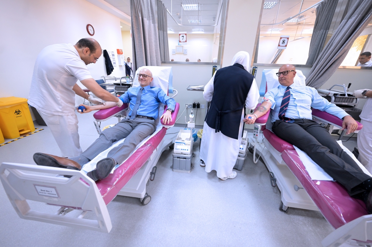 السفير الإيطالي يتبرّع بالدم
