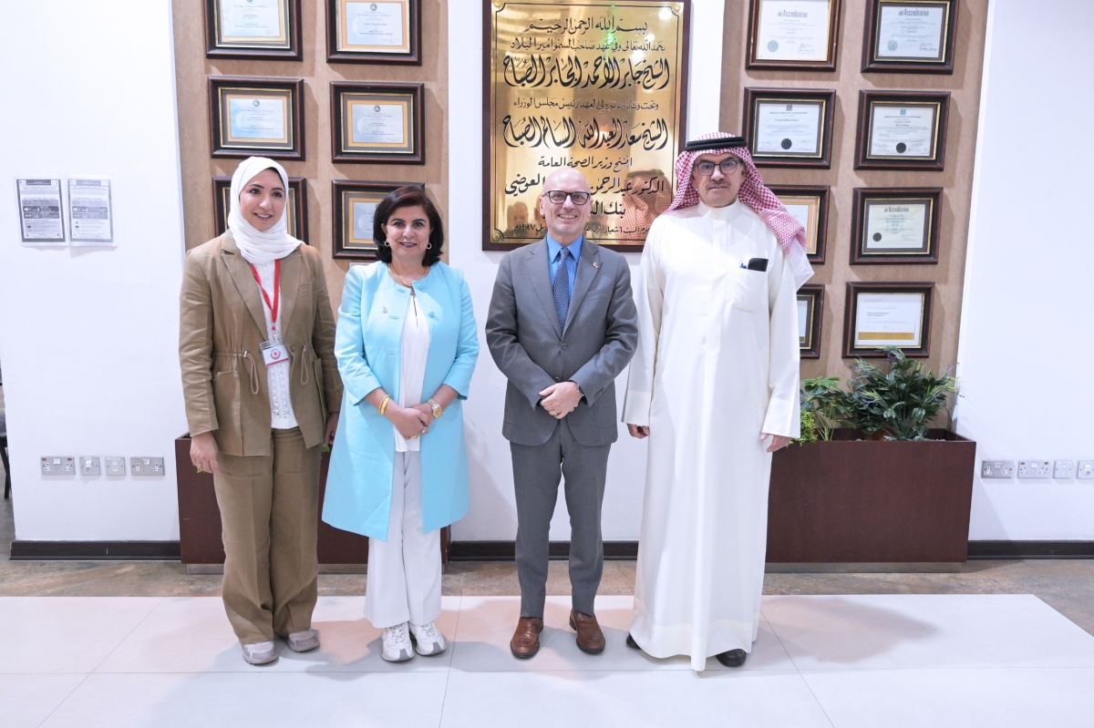 السفير الإيطالي والمزروعي مع مديرة بنك الدم
