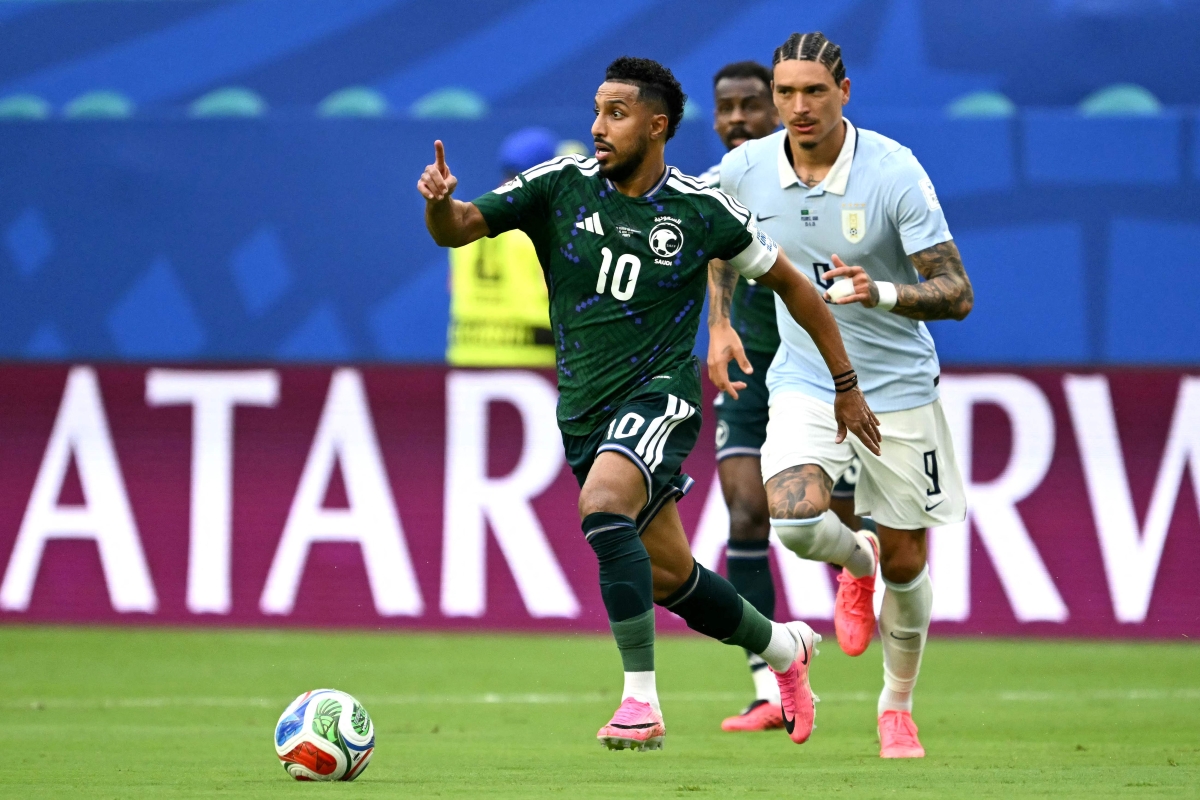 سالم الدوسري متخطيا فيديريكو فالفيردي (أ ف ب)