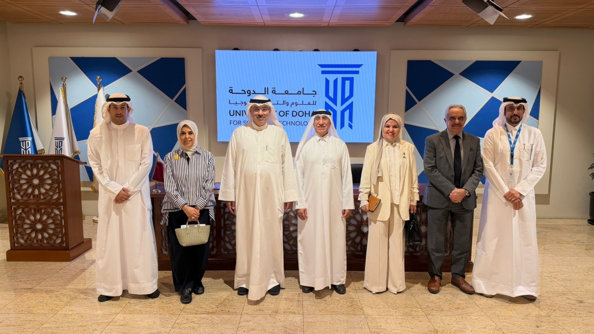 البصيري خلال زيارته جامعة الدوحة للعلوم والتكنولوجيا