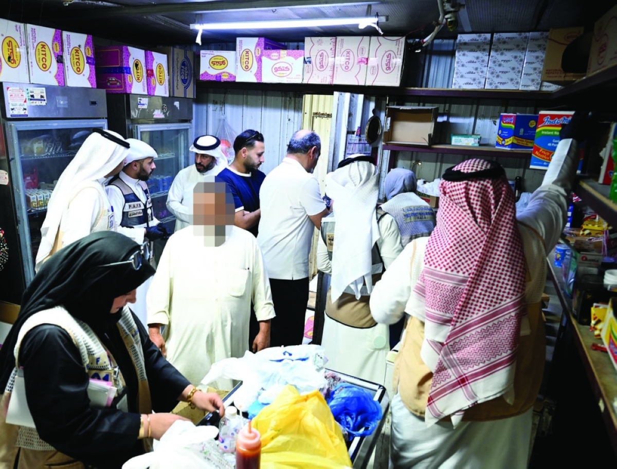 الجها الحكومية المشاركة في الحملة أثناء مداهمة البقالة   (تصوير سعود سالم)