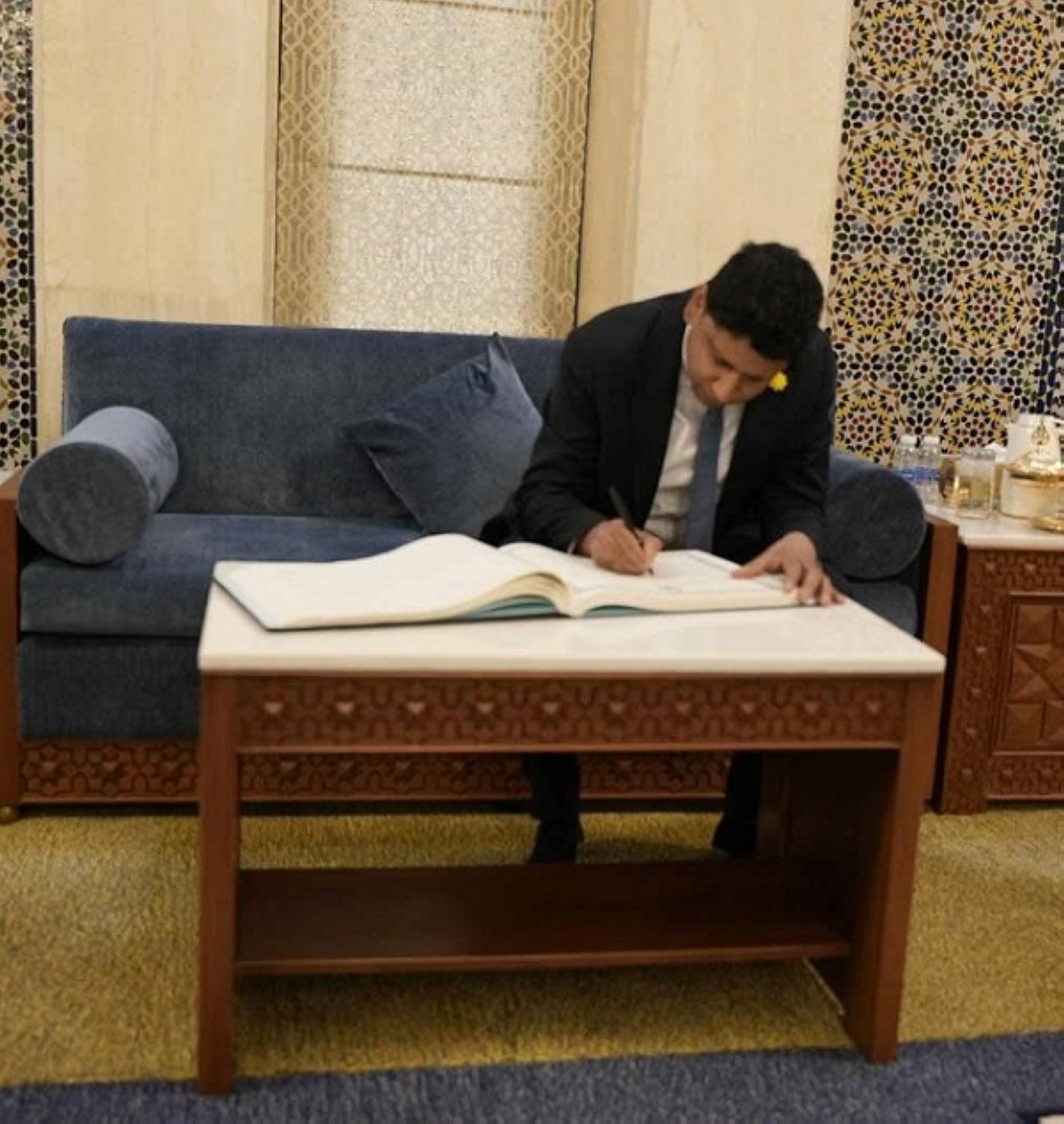 السفير رشيد يسجل كلمة في سجل زيارات المسجد الكبير 