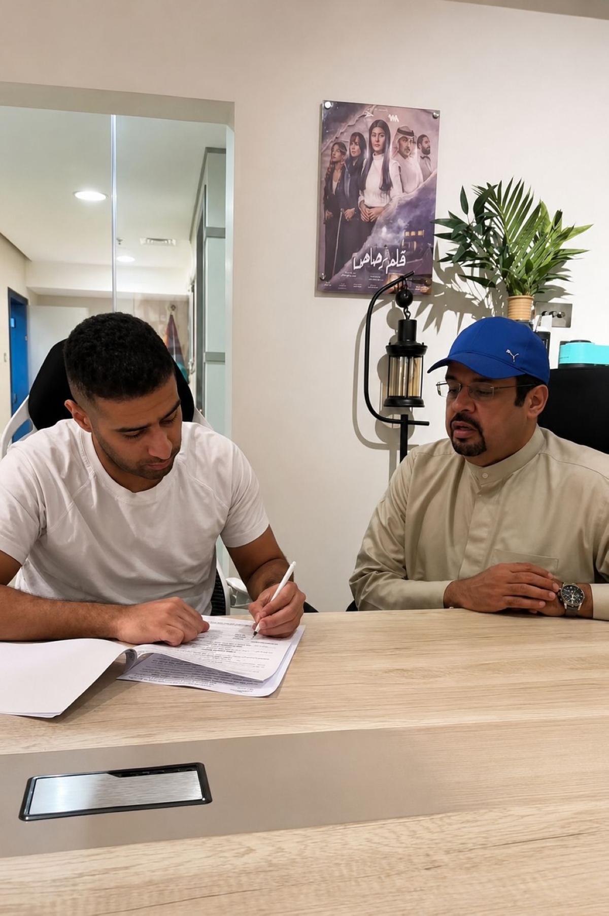عادل اليحيى وبدر الشعيبي خلال توقيع العقد