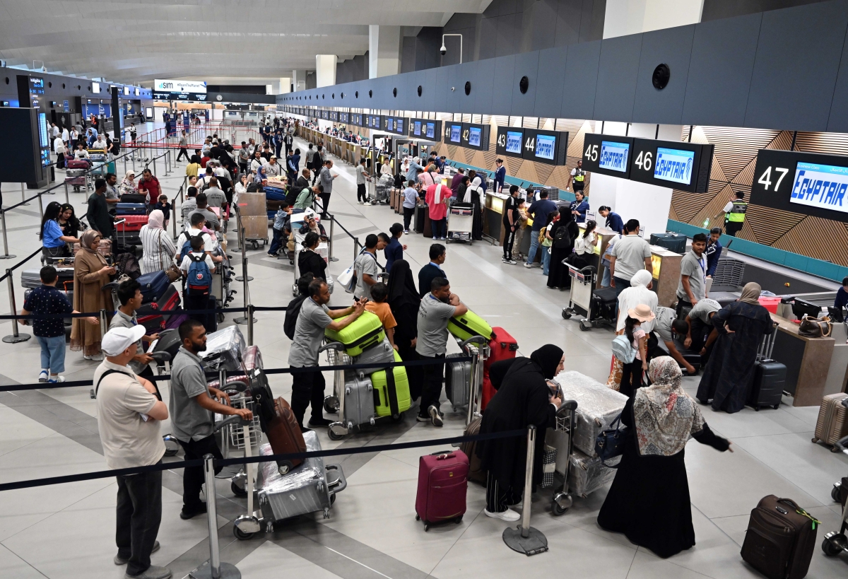 كاونترات الوزن في مبنى المطار «T4» تعمل بكلّ طاقتها      (تصوير أسعد عبدالله)