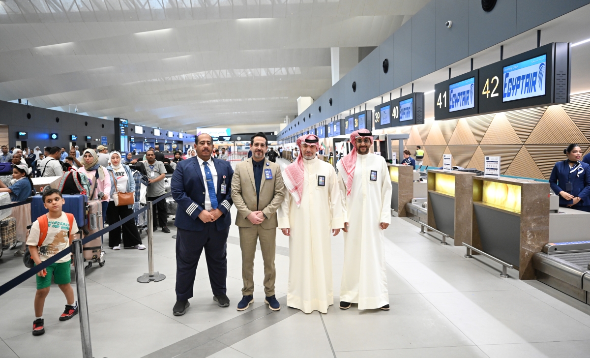 الهاشمي يتوسّط عدداً من مسؤولي هيئة الطيران المدني في المبنى