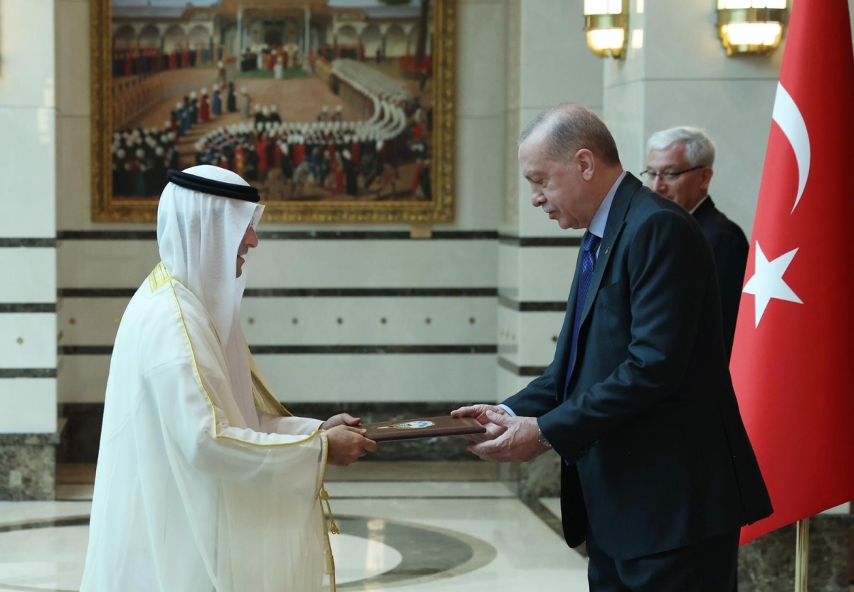 أردوغان متسلماً أوراق اعتماد السفير الشبو
