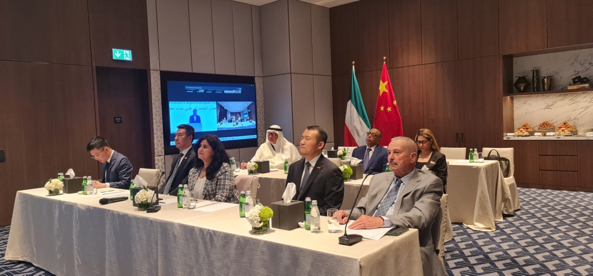 السفير الصيني ونائبه والشيخة العنود