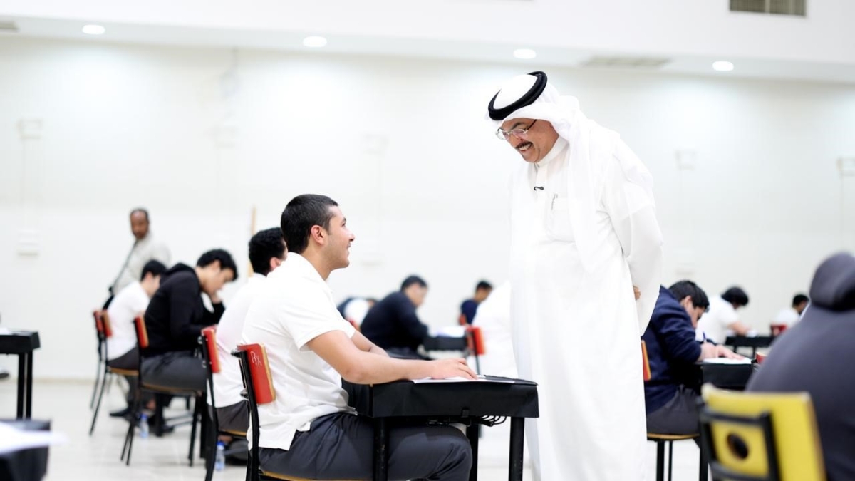 حديث بين الطبطبائي وطالب في إحدى اللجان 