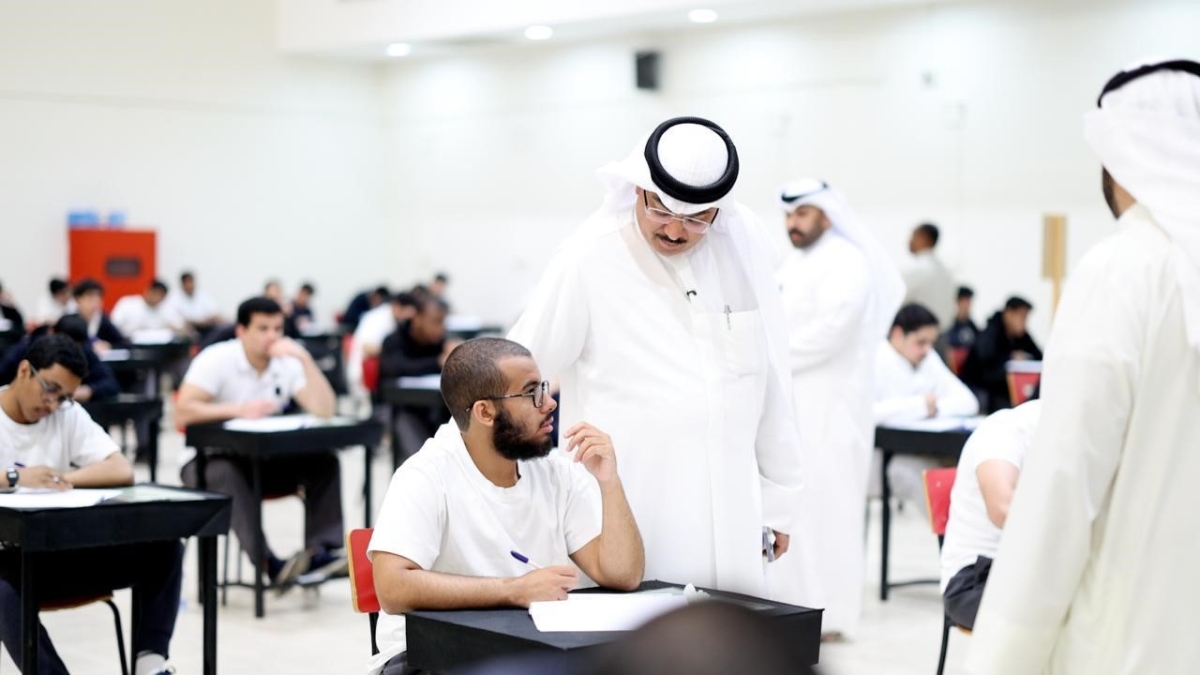 الوزير يطمئن على الاختبار من أحد الطلاب
