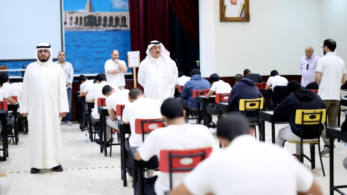 الوزير لدى تفقده إحدى اللجان