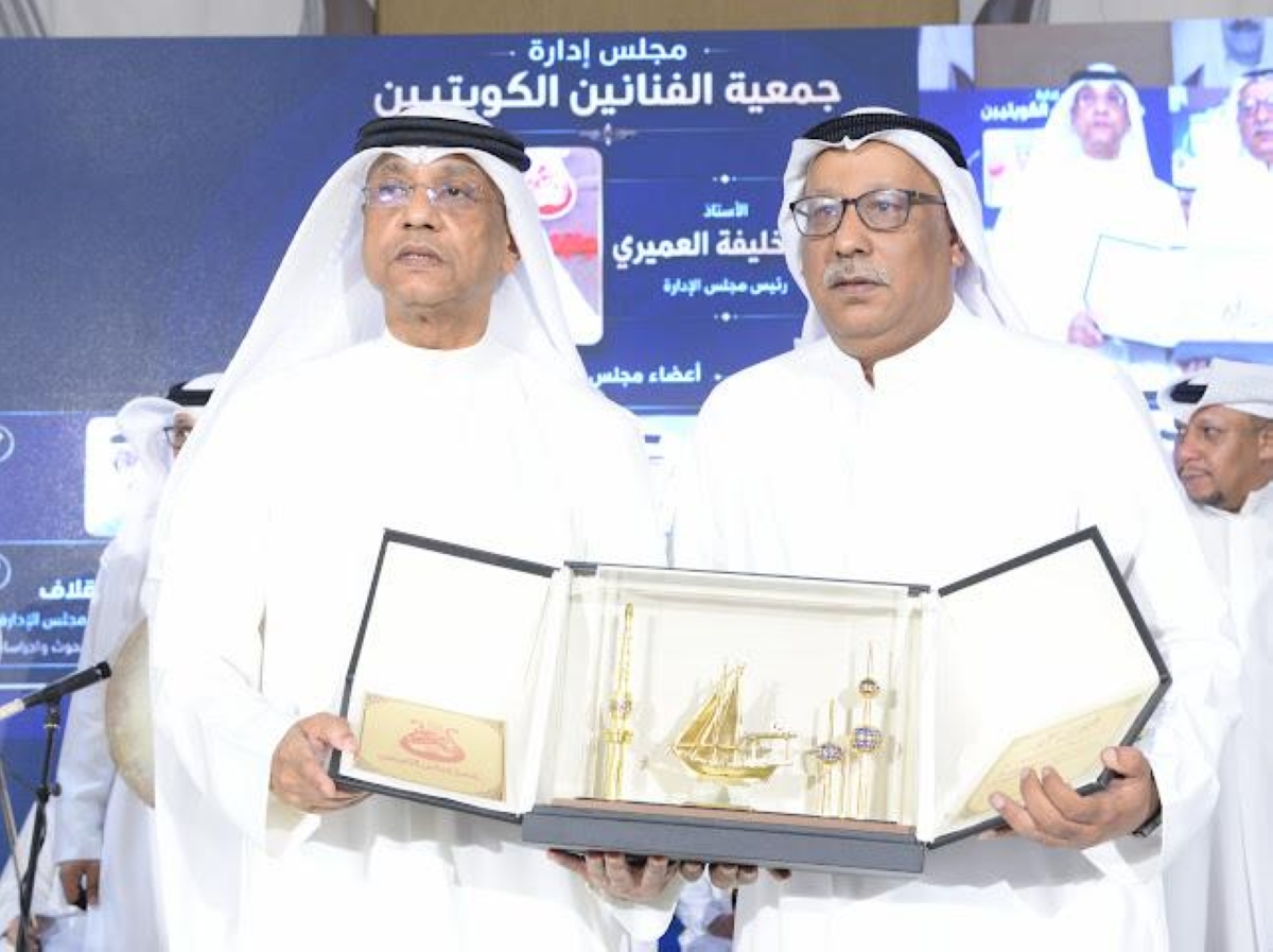 العميري مكرّماً رئيس فرقة الفن الكويتي فهد الحقان