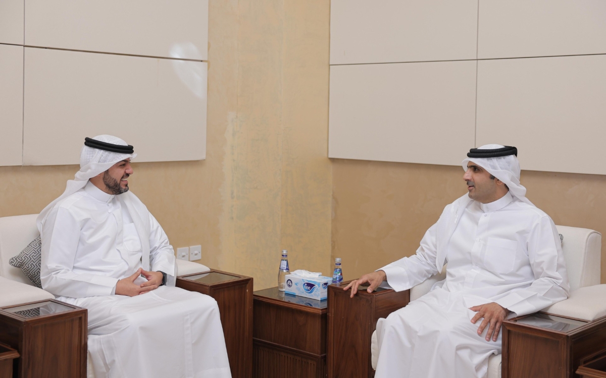 وزير الثقافة القطري مستقبلاً السفير الشريم