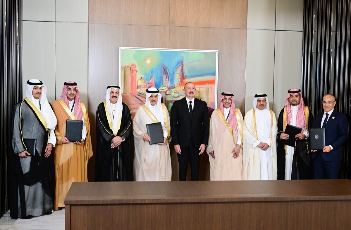 رئيس أذربيجان متوسطاً المشاركين في الاجتماع