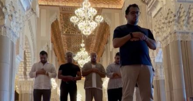 الممثل الأميركي جيانكارلو إسبوزيتو ينطق الشهادتين ويشارك فريق العمل الصلاة 
