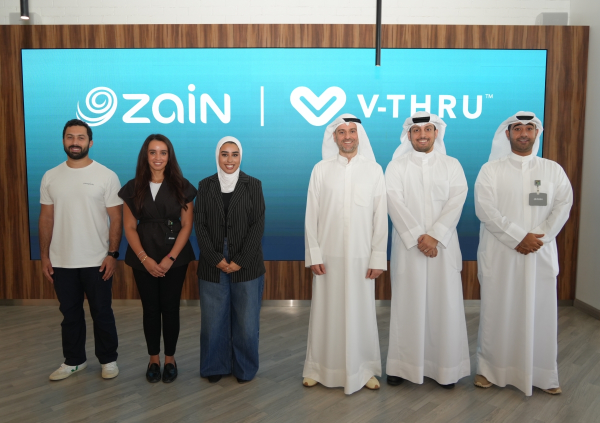 البغلي والشلبي وفريقا العمل من «زين» و«V-Thru»