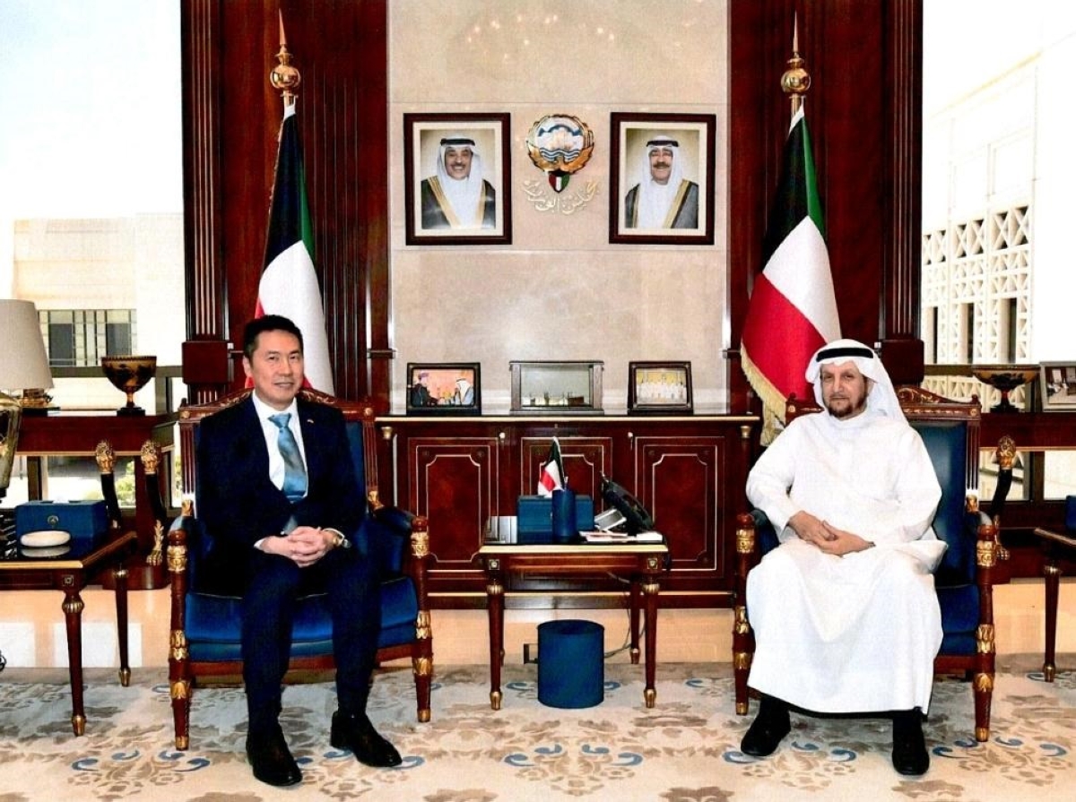 المعوشرجي مستقبلاً السفير يانغ شين